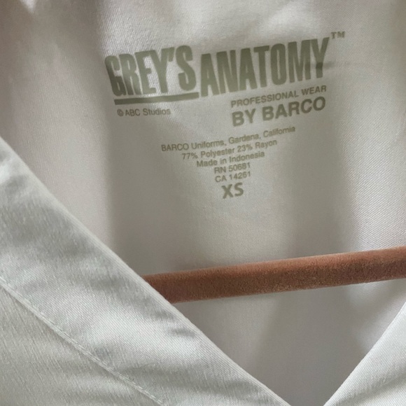 Grey’s Anatomy set scrubs top and bottom - Picture 2 of 6